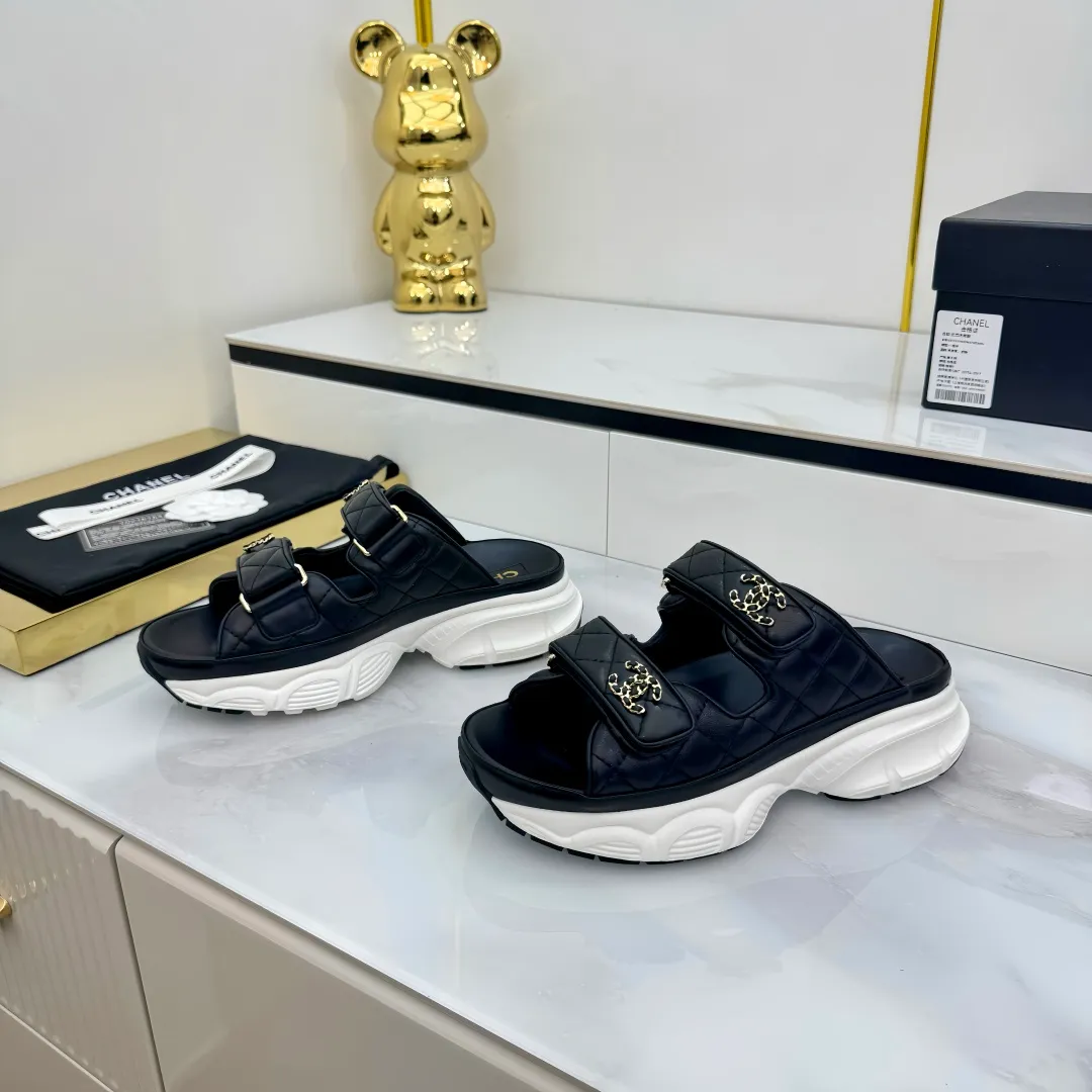 👟👟Ex-factory price 680👟👟 Top version... Chanel｜Chanel Xiaoxiang Velcro Beach Slippers Slippers Casual Beach Shoes 25ss Spring and Summer New Style! Beach shoes are a hit all over the internet! The latest model from the counter, I am still willing to buy it on my feet. It must be ranked among the most popular models. It is invincible in all seasons. Various bloggers and Internet celebrities can see the matching styles. Highly recommended. Pearlescent sheepskin upper, sheepskin lining, suede for the feet. Original open-molded TPU outsole size: 35-40 (customized for 40 and 41). Full set of original packaging 👉 👉